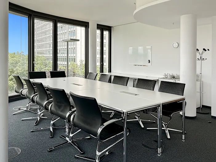 Großer Besprechungsraum mit großem Tisch und vielen Stühlen