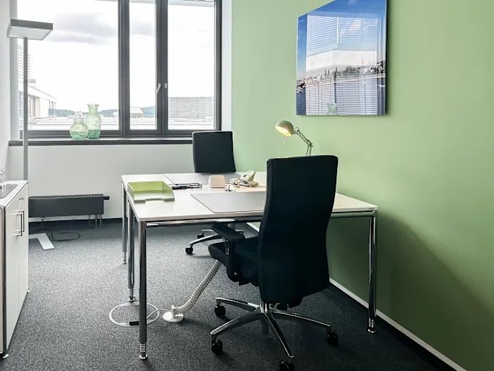 Kleines Arbeitszimmer mit Tisch und Stühlen